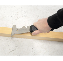 Mehrzweckwerkzeug im Einsatz an Holz