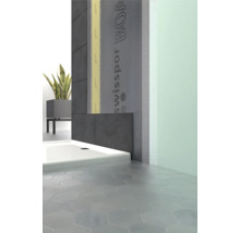 Badezimmer mit Wanddämmung und Duschwanne