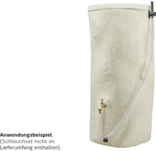 Regenspeicher in Baumstammoptik mit Zapfhahn aus Messing und Schlauchanschluss als Anwendungsbeispiel.