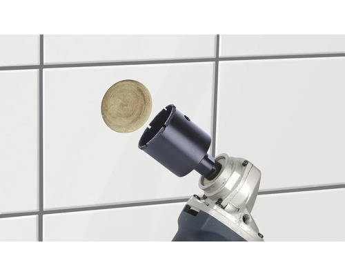 Fliesenbohrer im Einsatz mit Bohrkrone