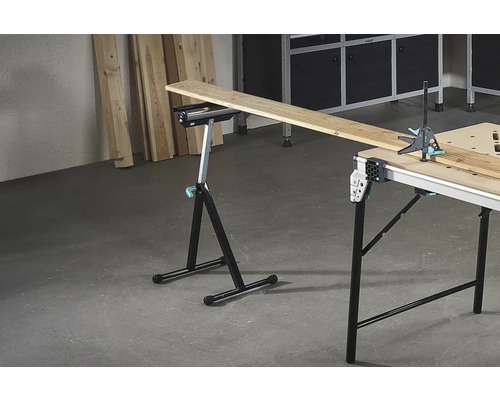 Werkstattszene mit Werkbank und Materialständer zur Holzbearbeitung