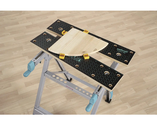 Wolfcraft Master 200 Werkbank mit Holzstück und Spannpratzen.