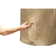 Eine Hand montiert einen Auslaufhahn aus Messing an eine Regentonne in Holzoptik.