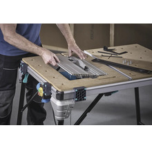 Werkbank mit Kreissägeblatt und Zubehör auf einer Arbeitsplatte