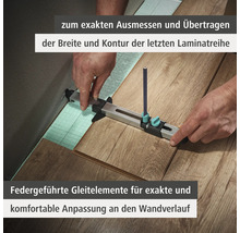 Person misst Laminat mit einem Konturenlehre Werkzeug.