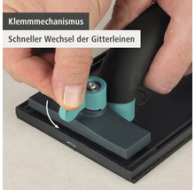 Hand bedient den Klemmmechanismus eines Handschleifers zum schnellen Wechsel der Gitterleinen.