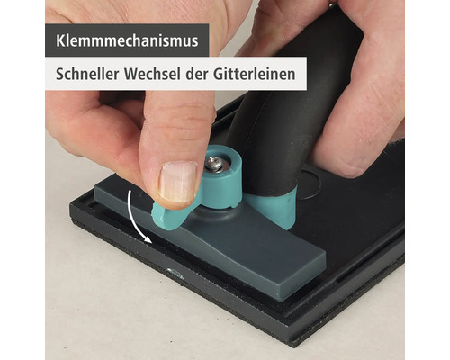 Hand bedient den Klemmmechanismus eines Handschleifers zum schnellen Wechsel der Gitterleinen.