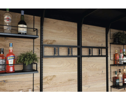 Regal mit Getränken und Dekoration vor Holzwand