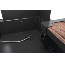 Innenraum einer Gartentruhe mit Kabeldurchführung