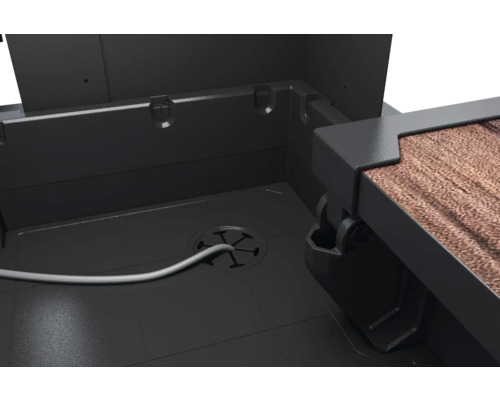 Innenraum einer Gartentruhe mit Kabeldurchführung