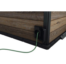 Detailansicht eines Gartenhauses mit Stromanschluss und Kabel