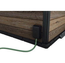 Detailansicht eines Gartenhauses mit Stromanschluss und Holzwand