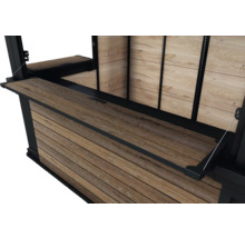 Detailansicht eines Outdoor Küchenmoduls mit Holzverkleidung und klappbarer Arbeitsfläche
