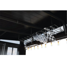 Bar mit Gläserhalterung und Gläsern unter der Decke
