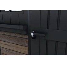 Nahaufnahme einer schwarzen Gartengerät-Tür mit Griff