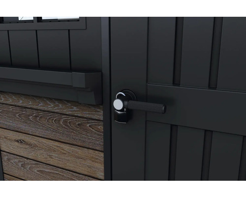 Nahaufnahme einer schwarzen Gartengerät-Tür mit Griff