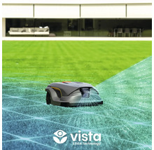 Mähroboter auf Rasenfläche vor einem Haus