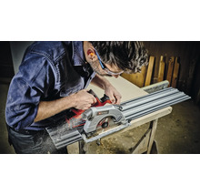 Ein Mann sägt mit einer Einhell Tauchsäge ein Werkstück.