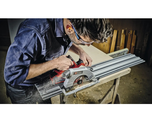 Ein Mann sägt mit einer Einhell Tauchsäge ein Werkstück.
