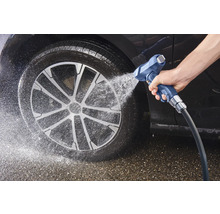 Autoreinigung mit Wasserstrahl auf Reifen und Felge