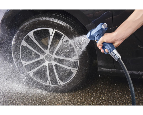 Autoreinigung mit Wasserstrahl auf Reifen und Felge