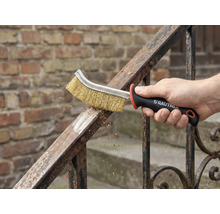 Eine Hand benutzt eine Drahtbürste zur Metallreinigung auf einem Geländer. Rautner Logo sichtbar.