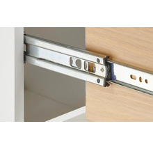 Detailaufnahme einer Schubladenschiene aus Metall in einem Möbelstück