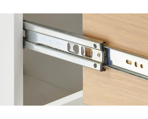 Detailaufnahme einer Schubladenschiene aus Metall in einem Möbelstück