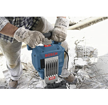 Ein Bauarbeiter mit Handschuhen bedient einen Bosch GSH 16 Professional Abbruchhammer auf einer Baustelle.
