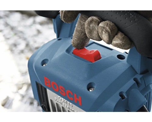 Hand mit Handschuh betätigt den roten Schalter eines blauen Bosch Stemmhammers.