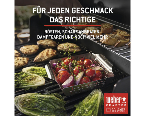 Verschiedene Speisen wie Fleisch, Gemüse und Brot werden auf einem Grill zubereitet.