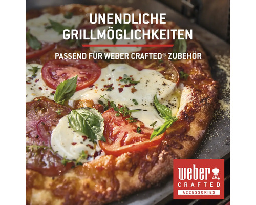 Pizza zubereitet mit Weber Crafted Zubehör.