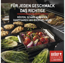 Verschiedene Speisen wie Fleisch, Gemüse und Brot werden auf einem Grill zubereitet.
