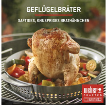 Geflügelbräter mit Brathähnchen und Gemüse auf einem Grillrost. Weber Crafted Gourmet BBQ System Logo.