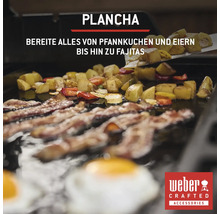 Eine Plancha mit Speck, Eiern und Kartoffeln wird zum Kochen verwendet.