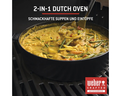 2-in-1 Dutch Oven mit Eintopf auf einem Grill und Weber Crafted Accessories Logo.