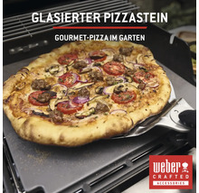 Glasierter Pizzastein mit Gourmet Pizza auf einem Grill und Weber Crafted Accessories Logo
