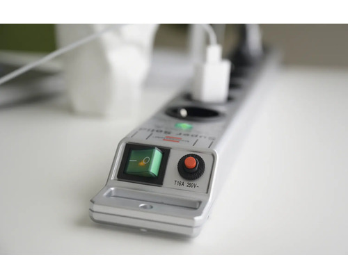 Steckdosenleiste mit Schalter und Überspannungsschutz