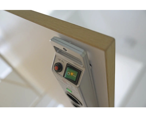 Steckdosenleiste mit Schalter montiert an Tischplatte