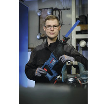 Mann mit Bosch Säbelsäge neben Schraubstock