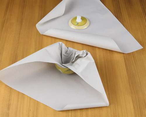 Zwei Schalen in Papier verpackt