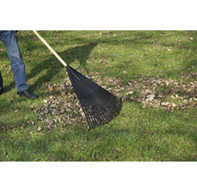 Laubbesen im Einsatz auf einer Rasenfläche mit Laub