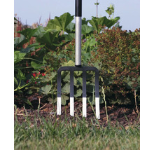 Gartengabel im Beet mit vier Zinken