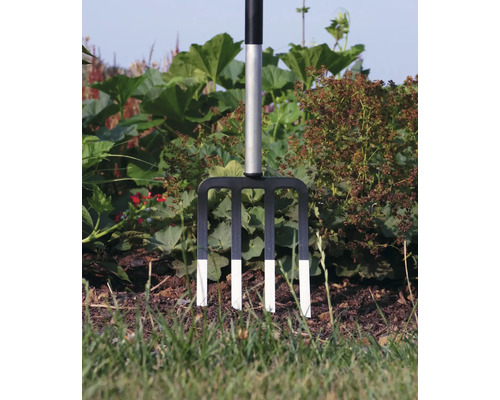 Gartengabel im Beet mit vier Zinken