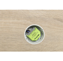 Shelly Dimmer Generation 4 smarter Dimm-Controller eingebaut in eine Unterputzdose in einer Holzwand mit angeschlossenen Kabeln.