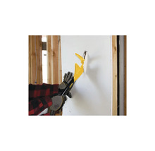 Handwerker verwendet eine gelbe Gipskartonsäge zum Schneiden von Gipskarton