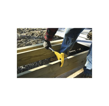 Ein Mann benutzt einen Latthammer zum Bau eines Holzrahmens.