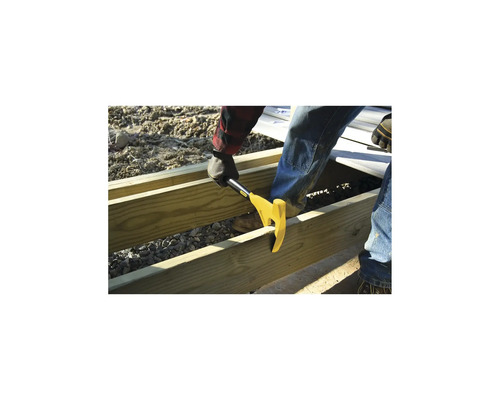 Ein Mann benutzt einen Latthammer zum Bau eines Holzrahmens.