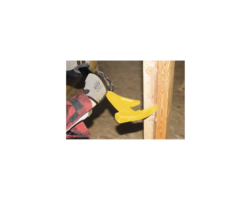 Gelber Keil zwischen Holzstruktur und Hand mit Handschuh