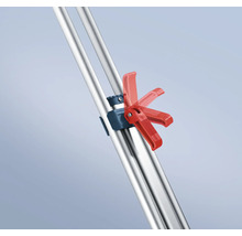 Detailansicht eines Stativs mit roter Klemme zur Höhenverstellung